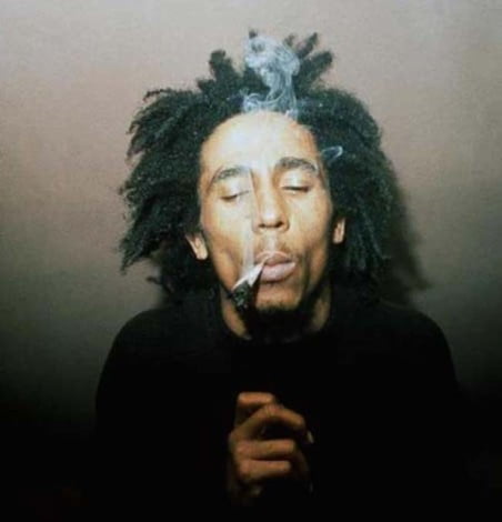 Bob-Marley-smoking-weed
